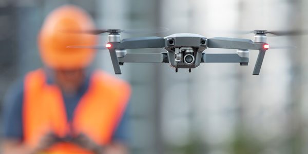 bauarbeiter fliegt mit drone